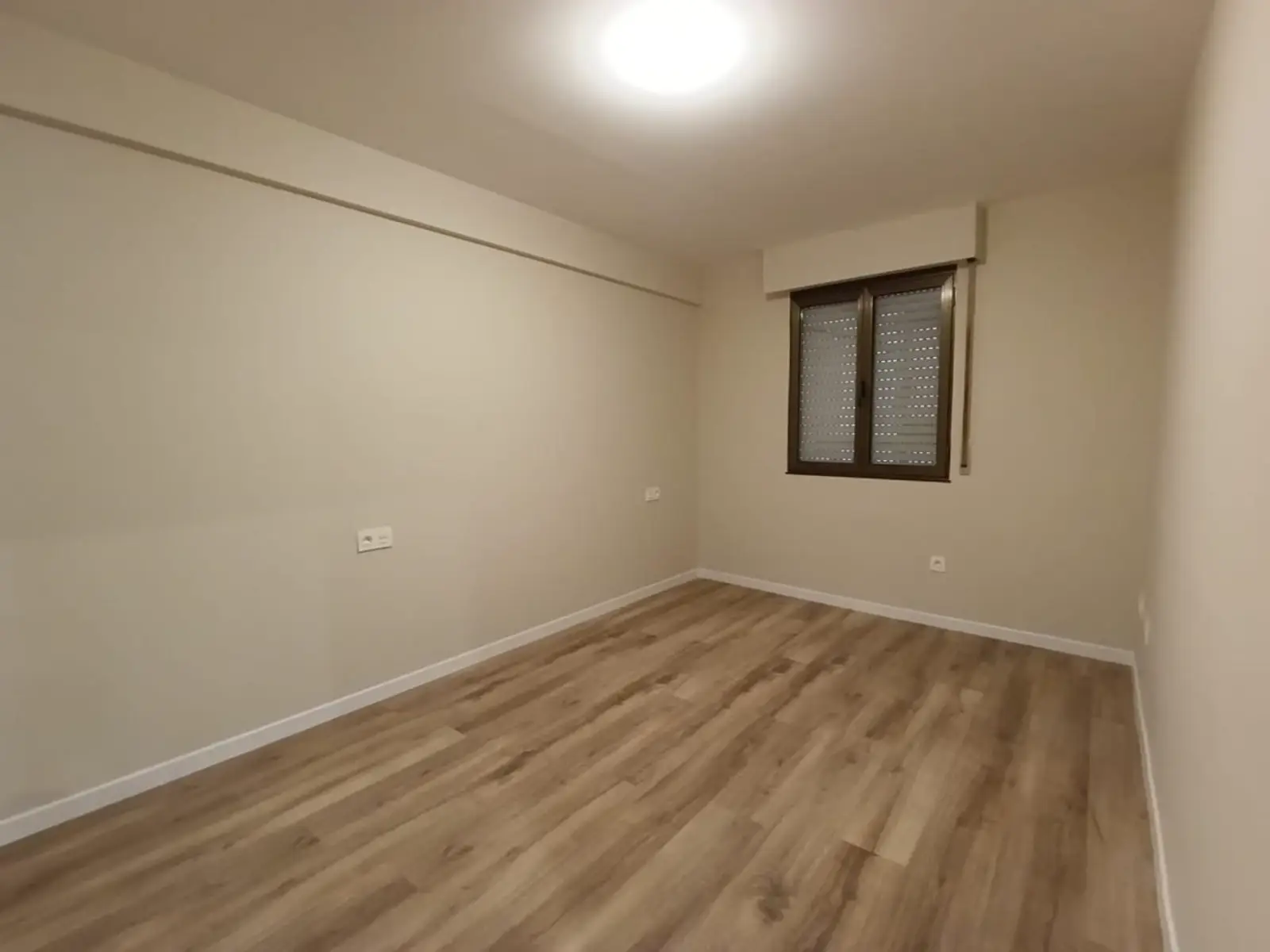 Habitación reformada en vivienda de Mallorca con acabados interiores renovados